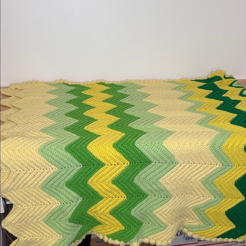 Chevron Patterned Throw Blanket in Green and Yellow - Picture 6 of 14